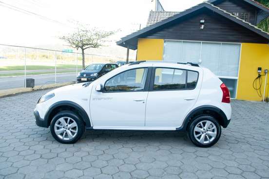 RENAULT-SANDERO-2014