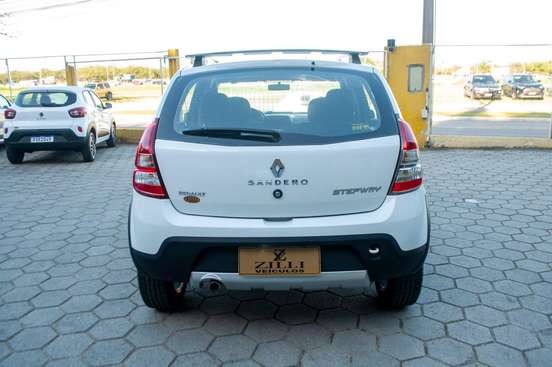 RENAULT-SANDERO-2014