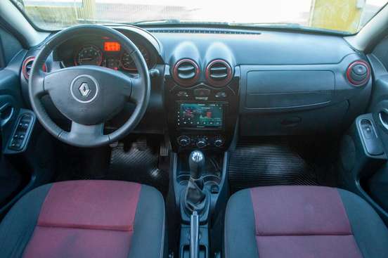 RENAULT-SANDERO-2014