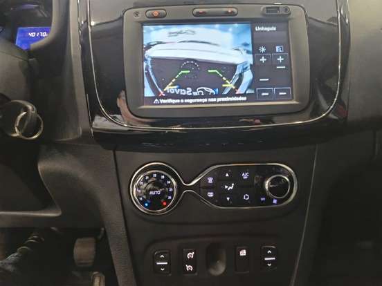 RENAULT-SANDERO-2015