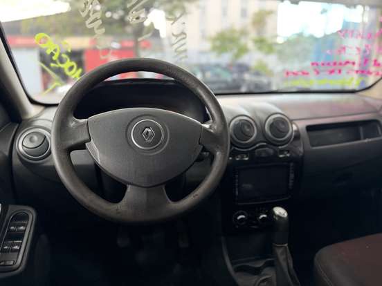 RENAULT-SANDERO-2012