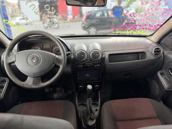 RENAULT-SANDERO-2012
