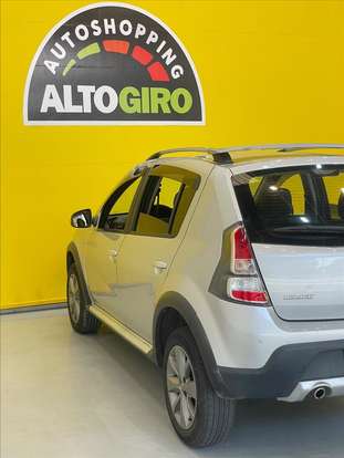RENAULT-SANDERO-2013