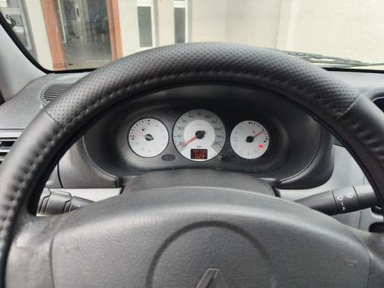 RENAULT-CLIO-2010