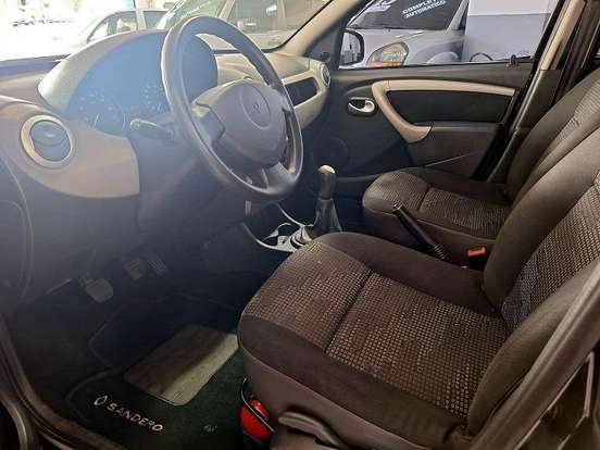 RENAULT-SANDERO-2010