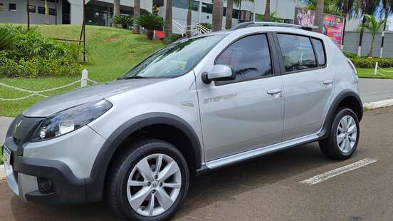RENAULT-SANDERO-2012
