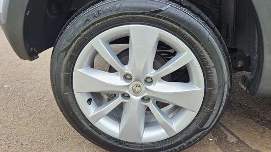 RENAULT-SANDERO-2012
