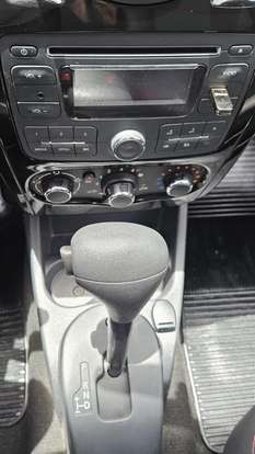 RENAULT-SANDERO-2012