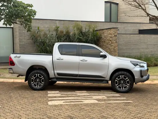 TOYOTA-HILUX-2.8 D-4D TURBO DIESEL CD SRV 4X4 AUTOMÁTICO TOYOTA-HILUX-2025