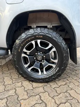 TOYOTA-HILUX-2.8 D-4D TURBO DIESEL CD SRV 4X4 AUTOMÁTICO TOYOTA-HILUX-2025