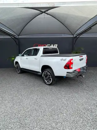 TOYOTA-HILUX-2.8 D-4D TURBO DIESEL CD SRX 4X4 AUTOMÁTICO TOYOTA-HILUX-2023