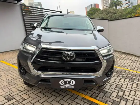 TOYOTA-HILUX-2.8 D-4D TURBO DIESEL CD SRX 4X4 AUTOMÁTICO TOYOTA-HILUX-2023