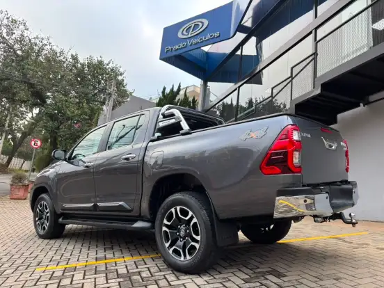 TOYOTA-HILUX-2.8 D-4D TURBO DIESEL CD SRX 4X4 AUTOMÁTICO TOYOTA-HILUX-2023
