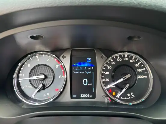 TOYOTA-HILUX-2.8 D-4D TURBO DIESEL CD SRX 4X4 AUTOMÁTICO TOYOTA-HILUX-2023