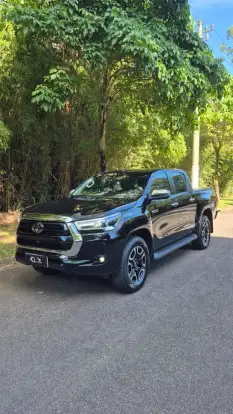 TOYOTA-HILUX-2.8 D-4D TURBO DIESEL CD SRX 4X4 AUTOMÁTICO TOYOTA-HILUX-2023