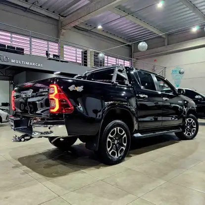 TOYOTA-HILUX-2.8 D-4D TURBO DIESEL CD SRX 4X4 AUTOMÁTICO TOYOTA-HILUX-2025