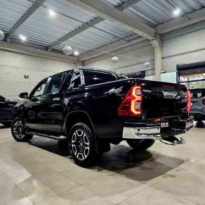 TOYOTA-HILUX-2.8 D-4D TURBO DIESEL CD SRX 4X4 AUTOMÁTICO TOYOTA-HILUX-2025