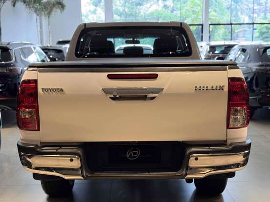 TOYOTA-HILUX-2.8 D-4D TURBO DIESEL CD SR 4X4 AUTOMÁTICO TOYOTA-HILUX-2023