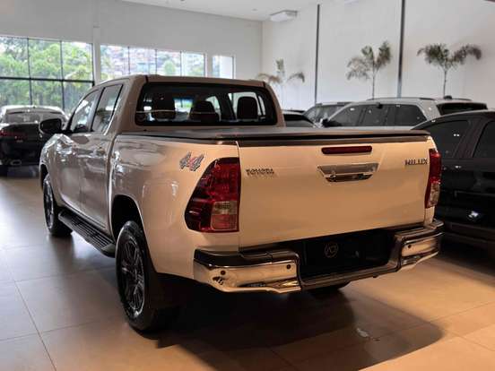 TOYOTA-HILUX-2023