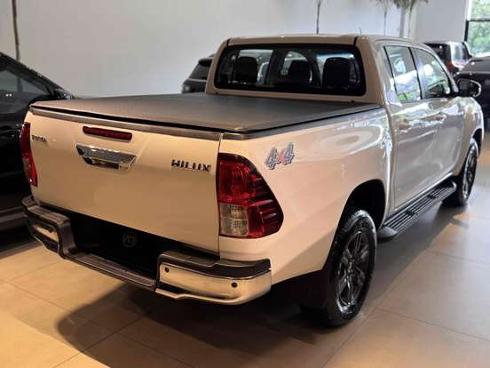 TOYOTA-HILUX-2023