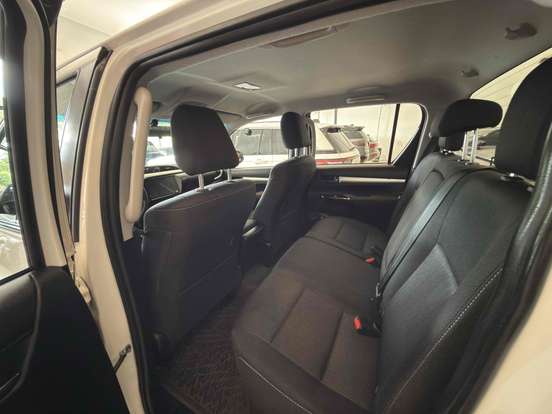 TOYOTA-HILUX-2023