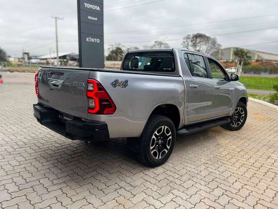 TOYOTA-HILUX-2.8 D-4D TURBO DIESEL CD SRX 4X4 AUTOMÁTICO TOYOTA-HILUX-2023
