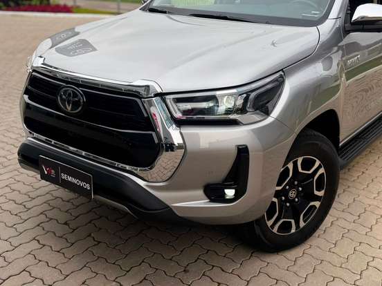 TOYOTA-HILUX-2.8 D-4D TURBO DIESEL CD SRX 4X4 AUTOMÁTICO TOYOTA-HILUX-2023
