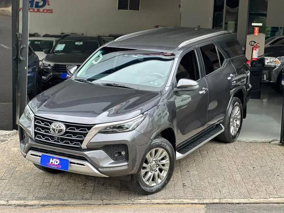 TOYOTA HILUX 2.8 D-4D TURBO DIESEL CD SRX 4X4 AUTOMÁTICO