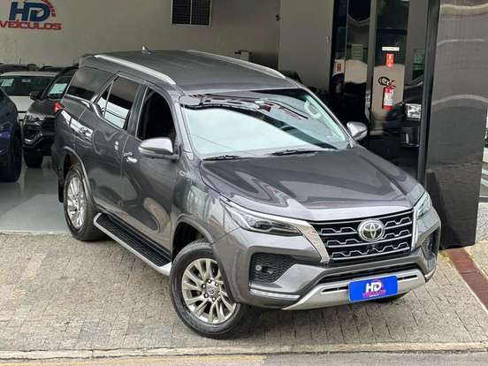 TOYOTA-HILUX-2.8 D-4D TURBO DIESEL CD SRX 4X4 AUTOMÁTICO TOYOTA-HILUX-2023