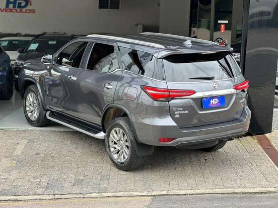 TOYOTA-HILUX-2023