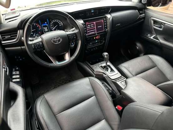 TOYOTA-HILUX-2023