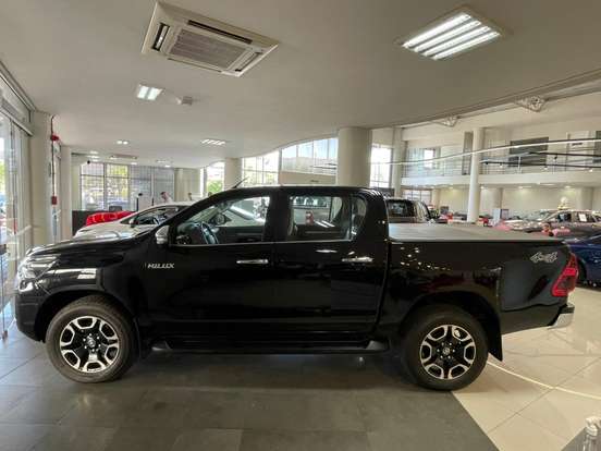 TOYOTA-HILUX-2023