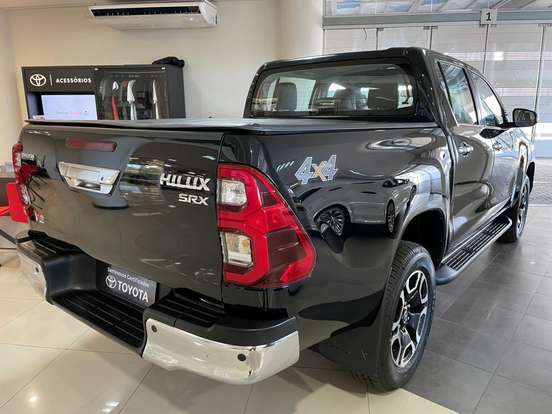 TOYOTA-HILUX-2.8 D-4D TURBO DIESEL CD SRX 4X4 AUTOMÁTICO TOYOTA-HILUX-2023