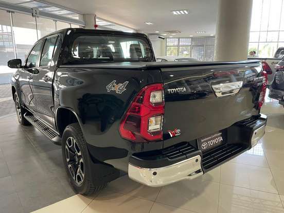 TOYOTA-HILUX-2.8 D-4D TURBO DIESEL CD SRX 4X4 AUTOMÁTICO TOYOTA-HILUX-2023