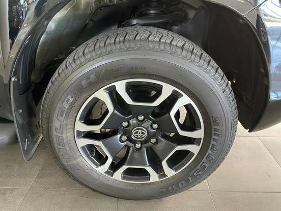 TOYOTA-HILUX-2023