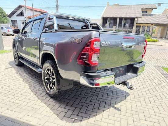 TOYOTA-HILUX-2023