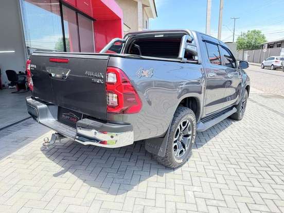 TOYOTA-HILUX-2.8 D-4D TURBO DIESEL CD SRX 4X4 AUTOMÁTICO TOYOTA-HILUX-2023