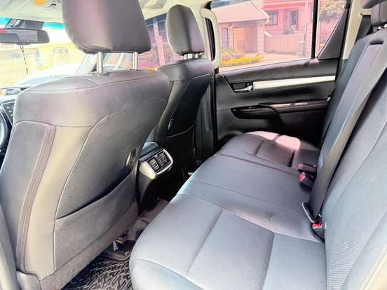 TOYOTA-HILUX-2023