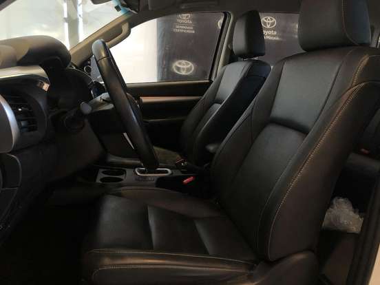 TOYOTA-HILUX-2.8 D-4D TURBO DIESEL CD SRX 4X4 AUTOMÁTICO TOYOTA-HILUX-2025