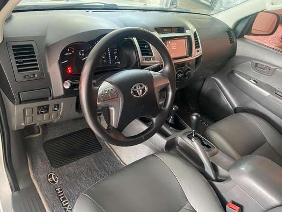 TOYOTA-HILUX-2014