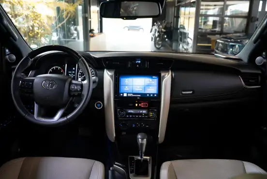 TOYOTA-HILUX SW4-2023