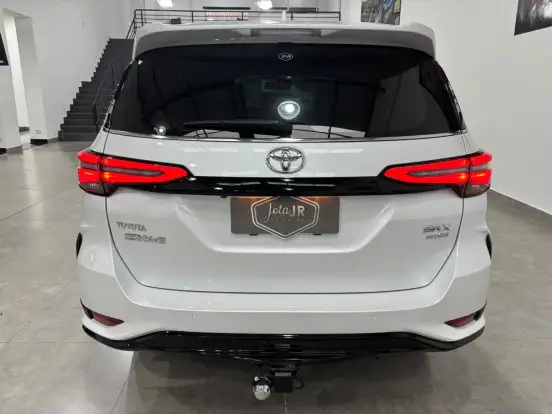 TOYOTA-HILUX SW4-2024