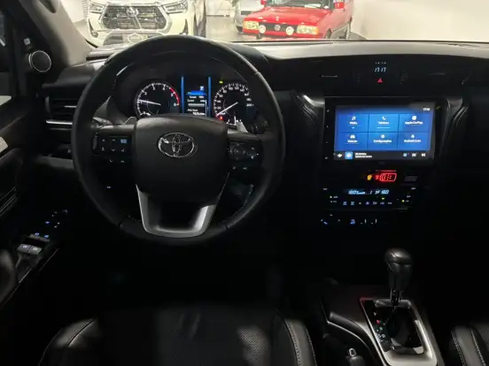TOYOTA-HILUX SW4-2024