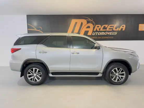 TOYOTA-HILUX SW4-2.8 SRX 4X4 7 LUGARES 16V TURBO INTERCOOLER DIESEL 4P AUTOMÁTICO TOYOTA-HILUX SW4-2018