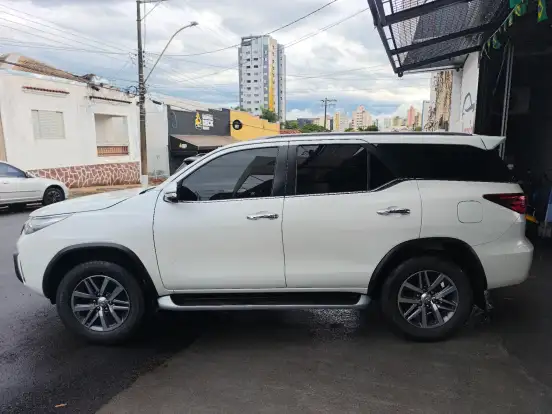 TOYOTA-HILUX SW4-2.8 SRX 4X4 7 LUGARES 16V TURBO INTERCOOLER DIESEL 4P AUTOMÁTICO TOYOTA-HILUX SW4-2017