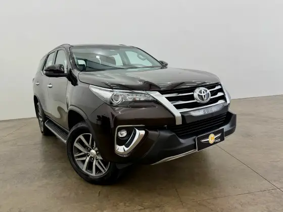 TOYOTA HILUX SW4 2.8 SRX 4X4 7 LUGARES 16V TURBO INTERCOOLER DIESEL 4P AUTOMÁTICO