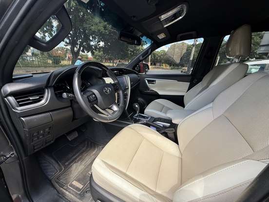 TOYOTA-HILUX SW4-2.8 D-4D TURBO DIESEL DIAMOND 7L 4X4 AUTOMÁTICO TOYOTA-HILUX SW4-2023
