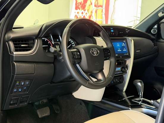 TOYOTA-HILUX SW4-2023