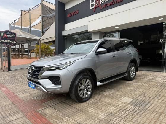 TOYOTA HILUX SW4 2.8 D-4D TURBO DIESEL SRX 7L 4X4 AUTOMÁTICO