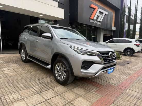 TOYOTA-HILUX SW4-2.8 D-4D TURBO DIESEL SRX 7L 4X4 AUTOMÁTICO TOYOTA-HILUX SW4-2023
